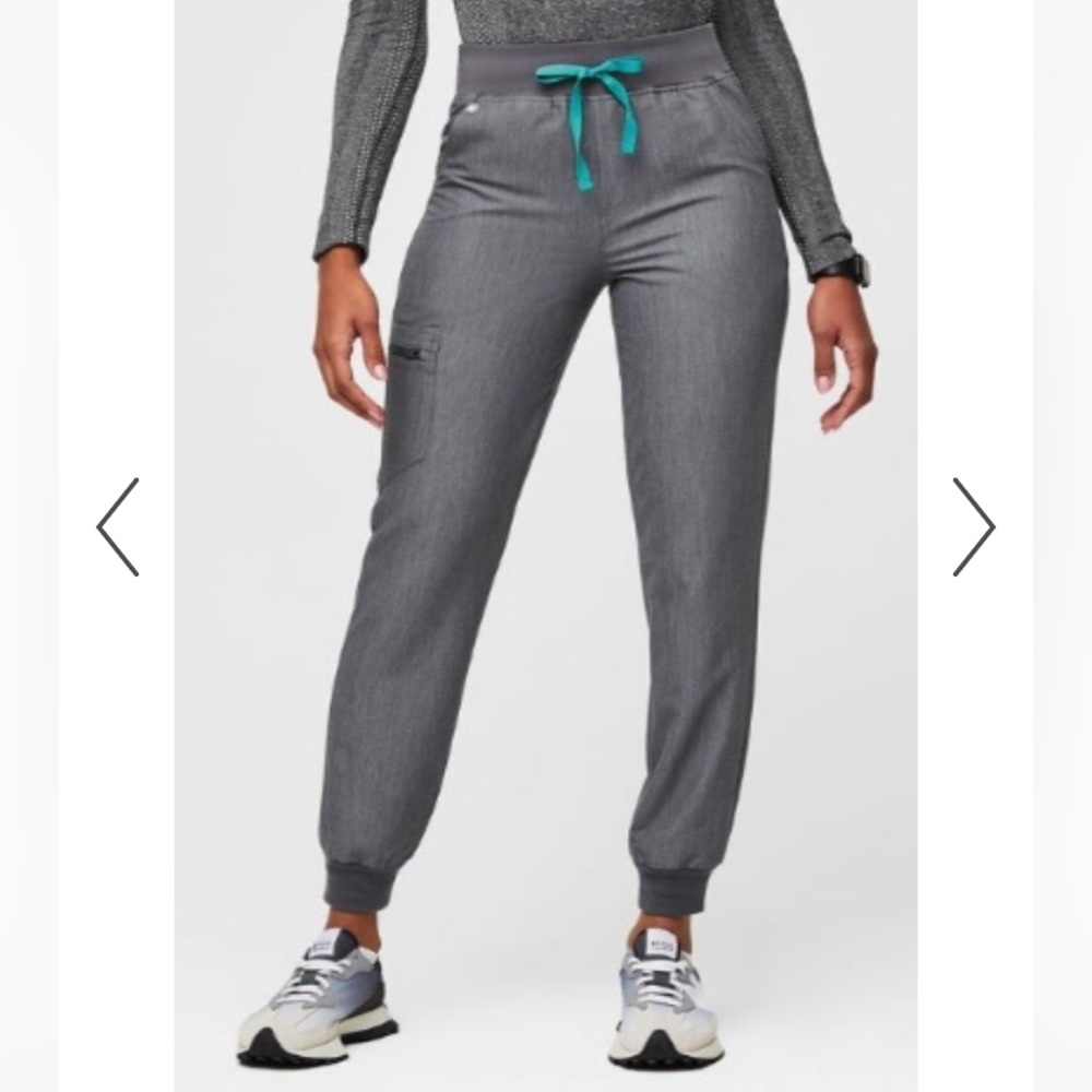 New Figs Zamora Jogger Scrub Pant in Graphite size Medium